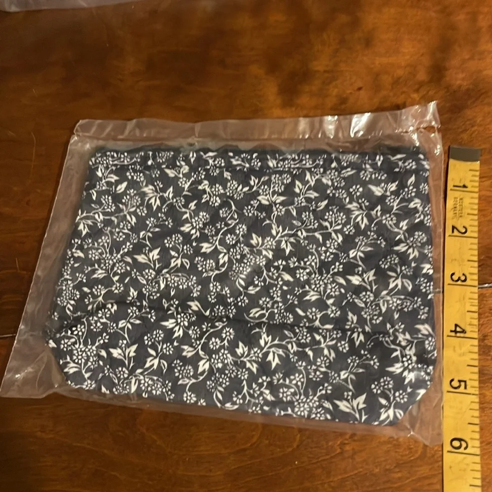 Quilted Zippered Make Up Cosmetic Black and White Floral Print Travel Bag NEW